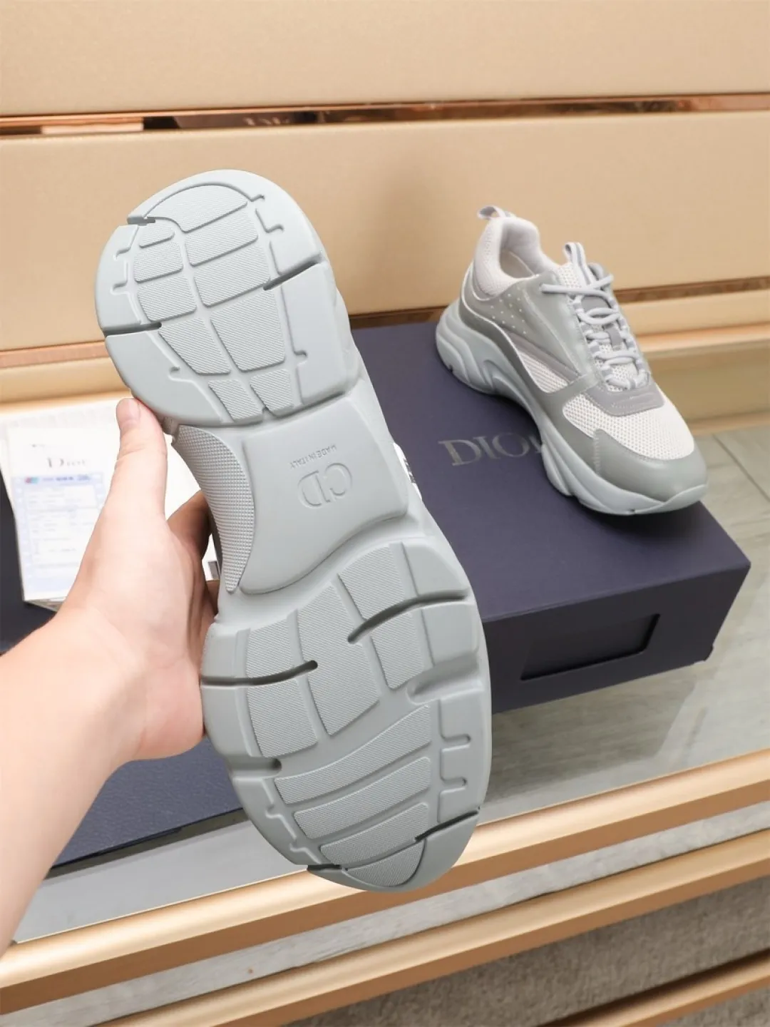 Men's shoes 💰P460💰【Dior】Dior✨ is online at the same time👏 This casual sneaker is a new product in the series and continues Di*r's classic style. The upper is made of original mesh and cow leather, with a two-color textured outsole, and the brand's iconic details on the rear collar and heel to enhance the style. Fashionable and versatile. Wear it with jeans or slacks for a casual look. Size: 38-44 (45 customized)